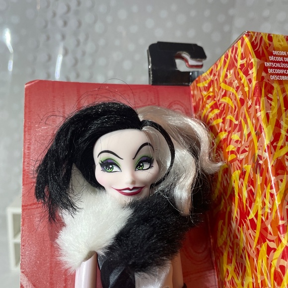Disney Villains 🐾Cruella de Vil Fashion Doll - Picture 5 of 11